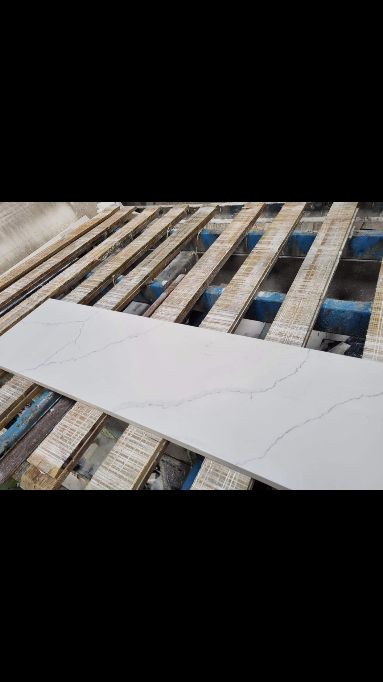 Quartz, for vanities up to 80 cm wide