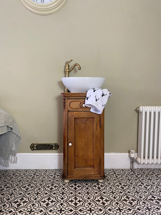 Cottage vanity