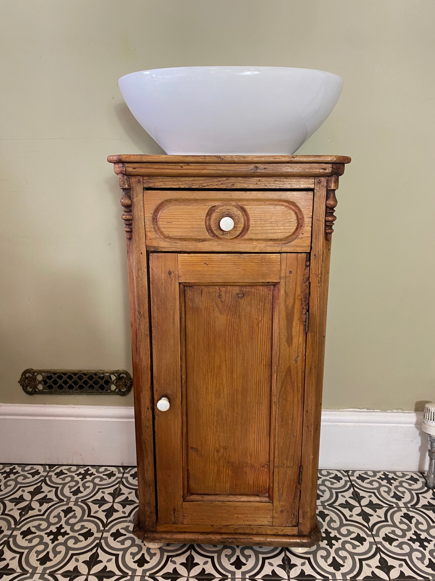 Cottage vanity